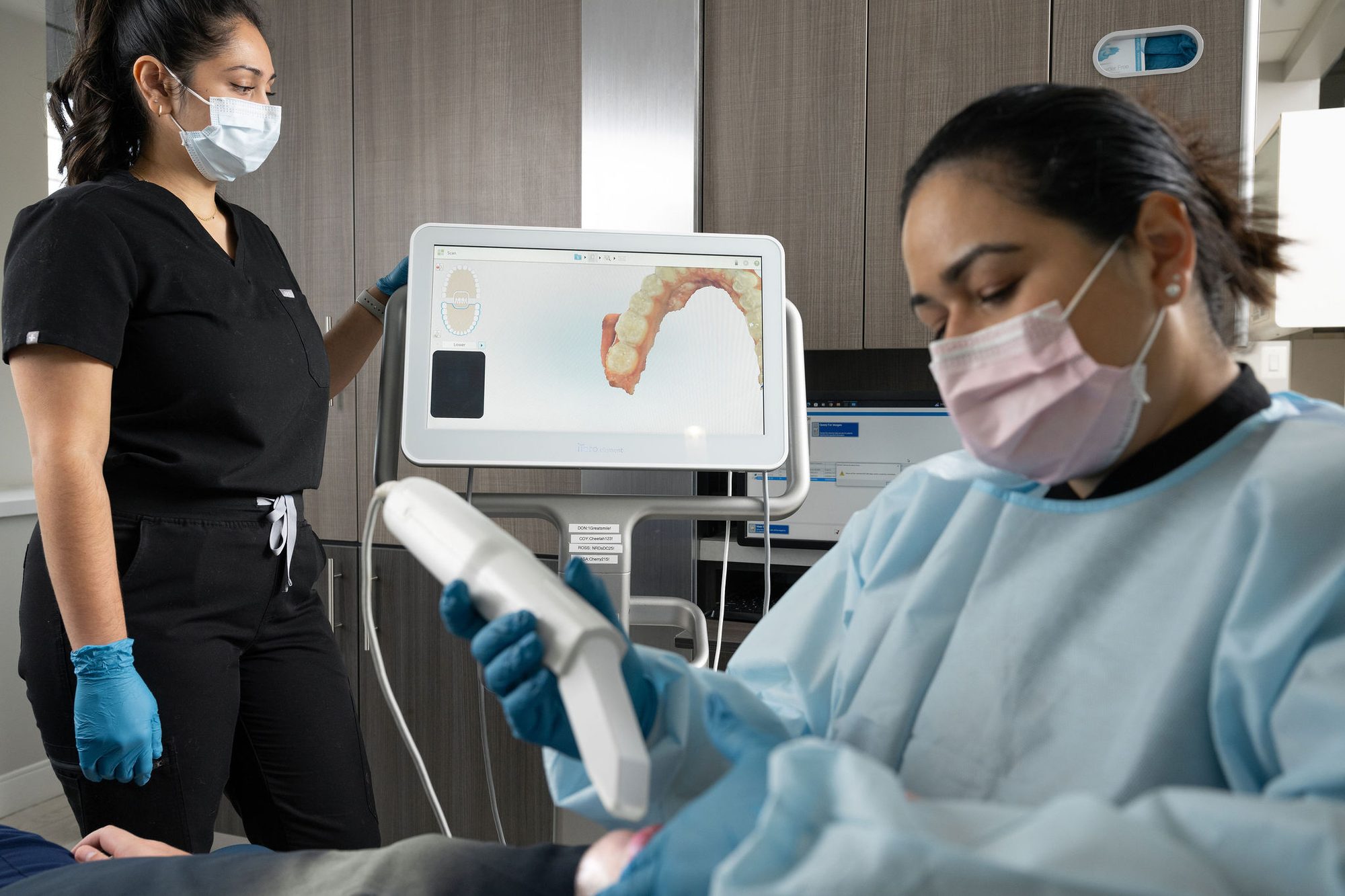 Digital intraoral scanner with 3D imaging on screen